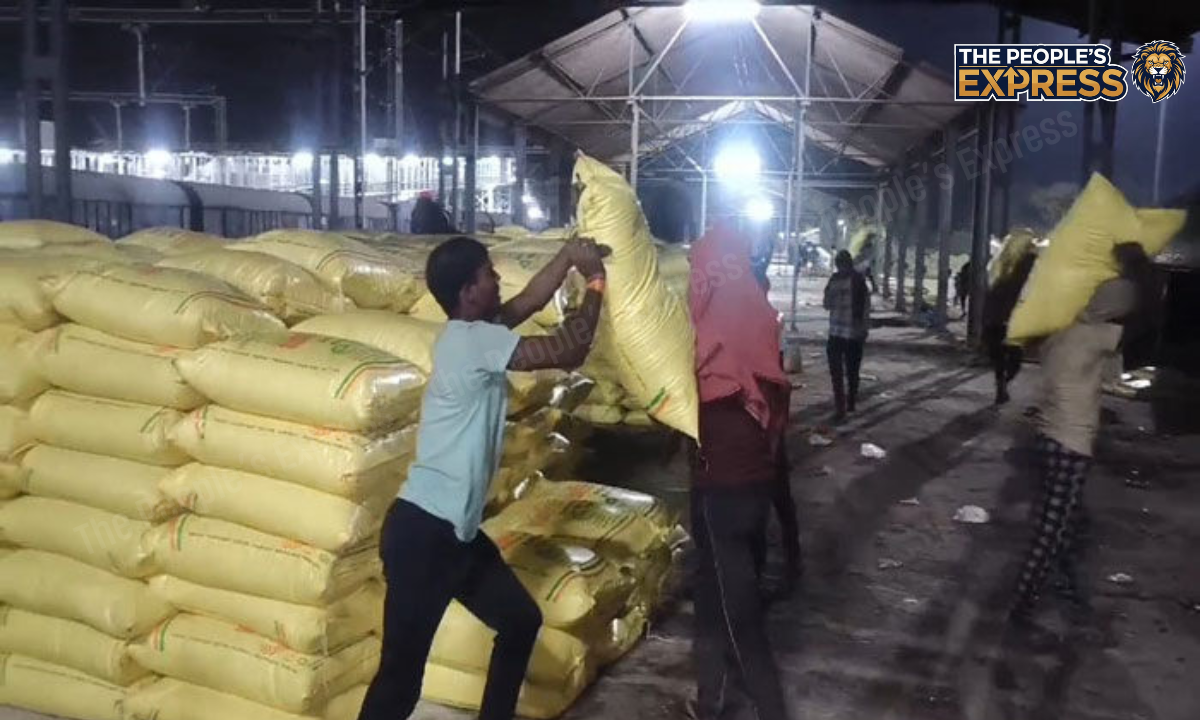 a-rake-filled-with-2000-metric-tons-of-urea-fertilizer-arrived-in-surendranagar